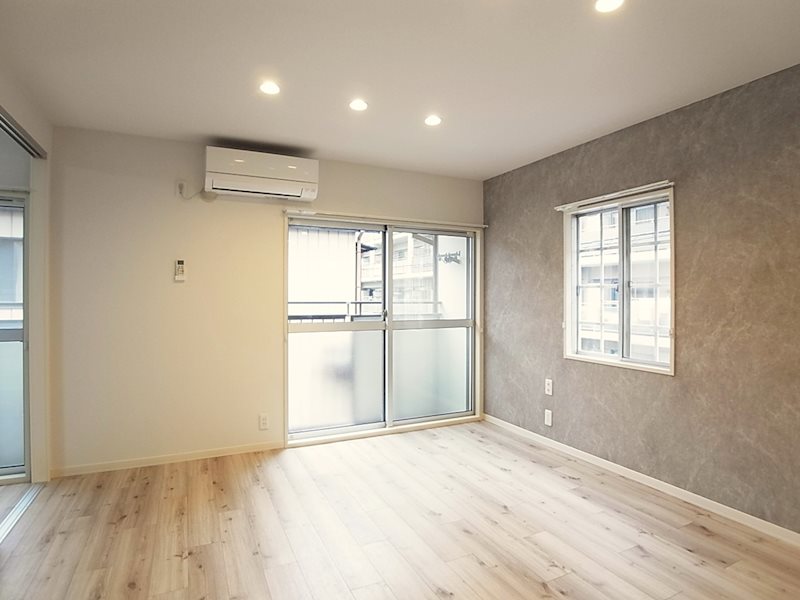 居室・リビング　☆アクセントクロスがおしゃれなリビング☆