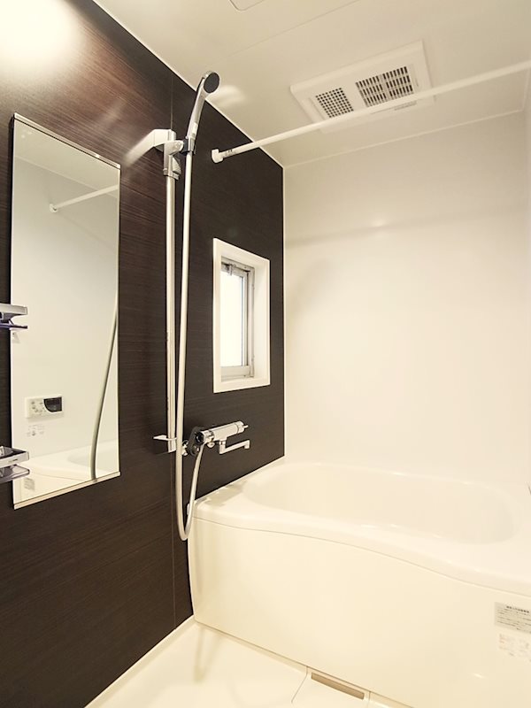 バス・シャワールーム　☆小窓付きのバスルーム！浴室乾燥機付き☆