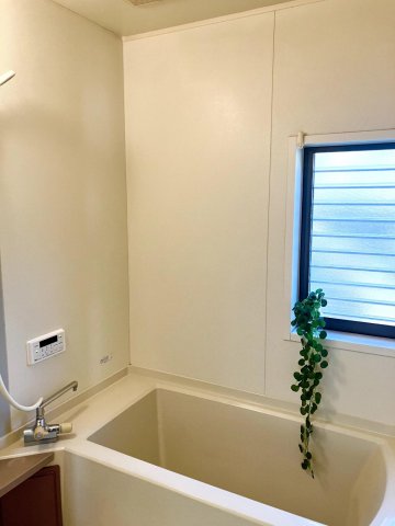 バス・シャワールーム　ユニットバスで、冬も足元が冷たくありません。追い焚き可能