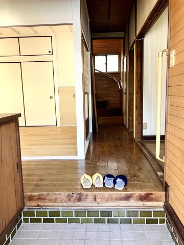 玄関　広い玄関。下駄箱も大きく、沢山の靴が収納可能。