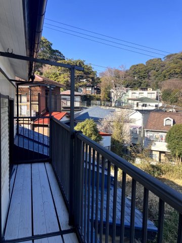 バルコニー　バルコニーの先には四季の移ろいを感じられます。