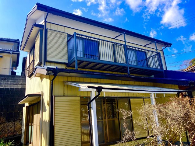 建物外観　敷地面積185m2。庭に囲まれ、自然を楽しみたい方にピッタリ