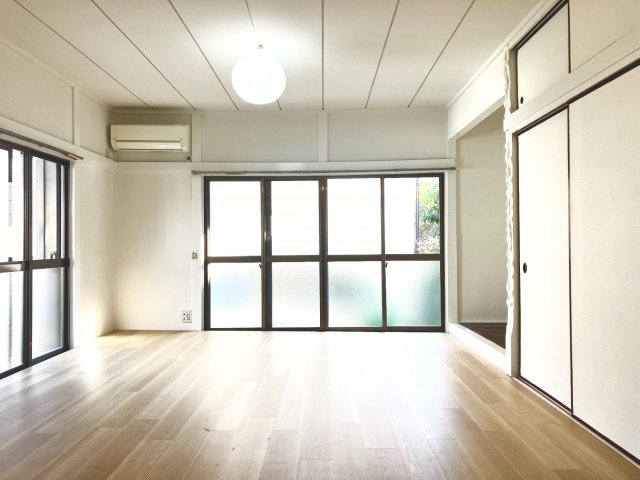 居室・リビング　12.5畳の二面採光のリビングは開放感バッチリ。