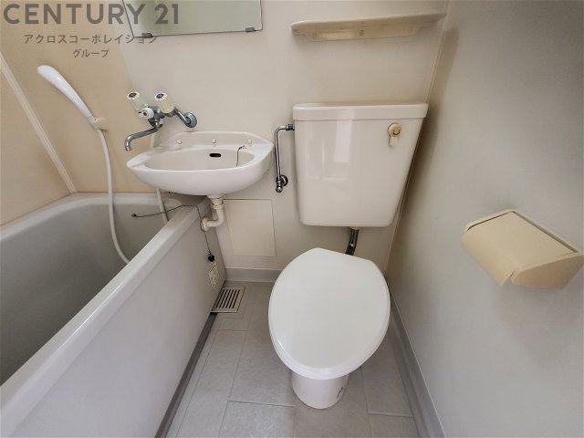 トイレ　シンプルで掃除のしやすいトイレです♪