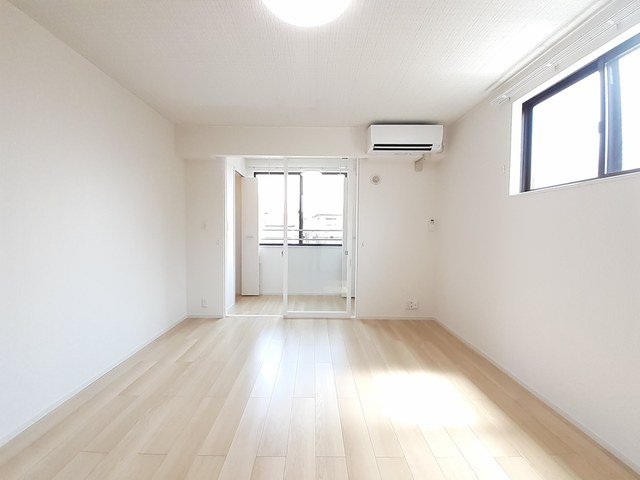 居室・リビング　落ち着いた色調の洋室です