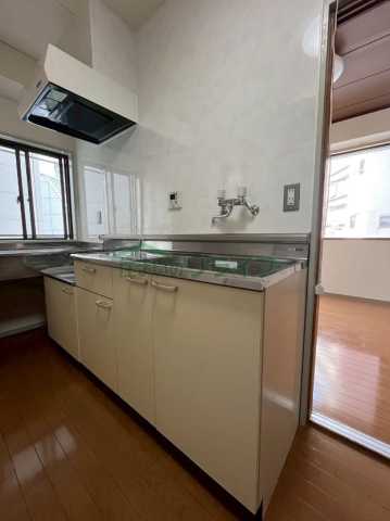 キッチン　同間取り、他部屋写真となります。