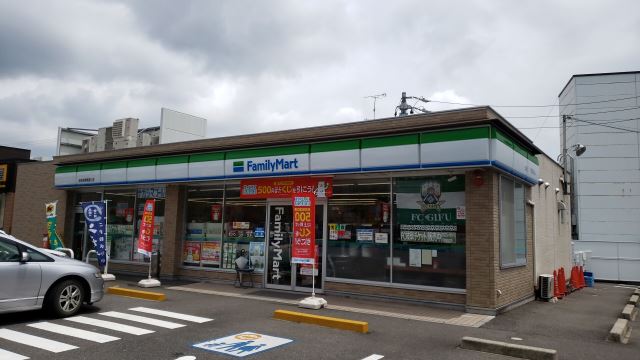 コンビニ　ファミリーマート（コンビニ）まで480m