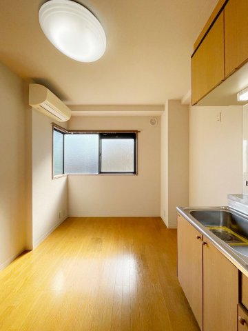 居室・リビング　同タイプ別号室のもの、実際の部屋と仕様等が異なる場合あり。