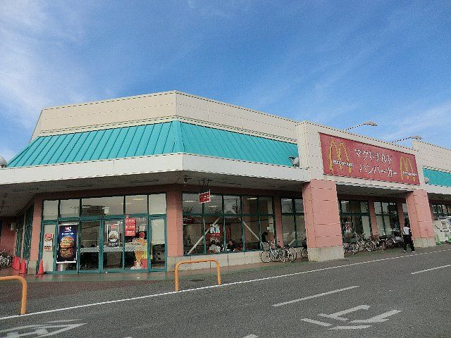 飲食店　マクドナルド 松伏いなげや店（飲食店）まで877m