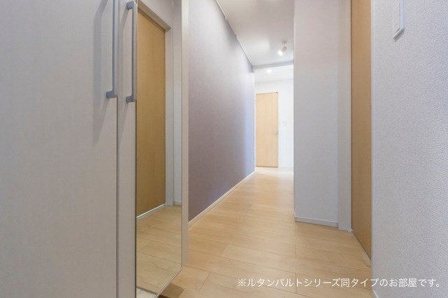 玄関　写真は同型別物件