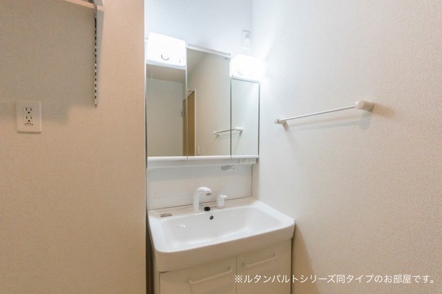 洗面設備　写真は同型別物件