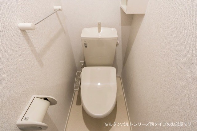 トイレ　写真は同型別物件