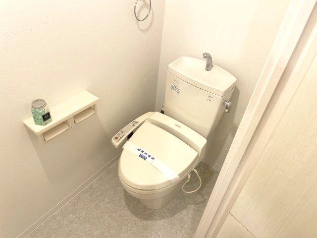 トイレ　同じ間取りの別部屋の写真です