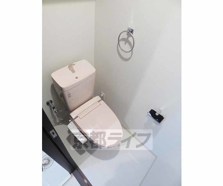 トイレ　ウォシュレット付き。