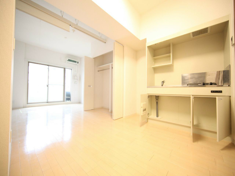 居室・リビング　洋室14.2帖　エアコン完備　バルコニー