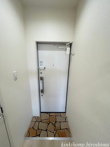玄関　写真は別のお部屋です。現況を優先ください。