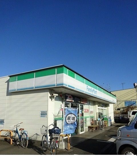 コンビニ　ファミリーマート（コンビニ）まで140m