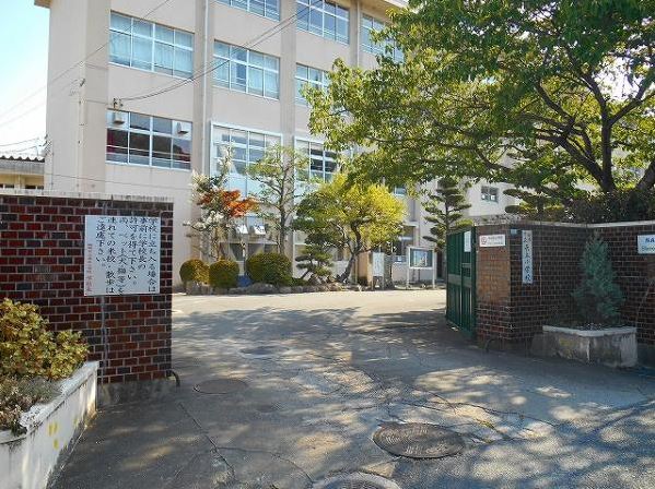 小学校　福岡市立小学校長丘小学校（小学校）まで1558m