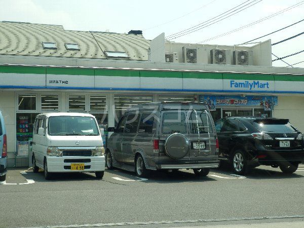コンビニ　ファミリーマート世田谷中町店（コンビニ）まで185m