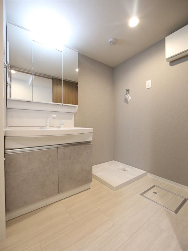 洗面設備　脱衣所　シャンプードレッサー　室内洗濯機置き場