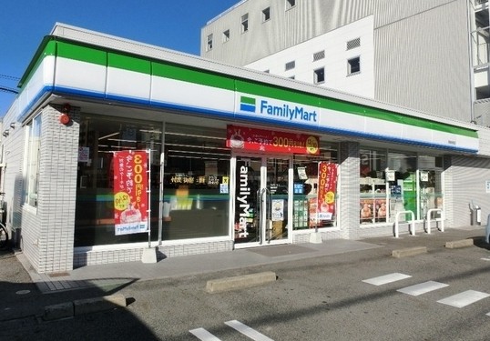コンビニ　ファミリーマート 瑠璃光町店（コンビニ）まで592m