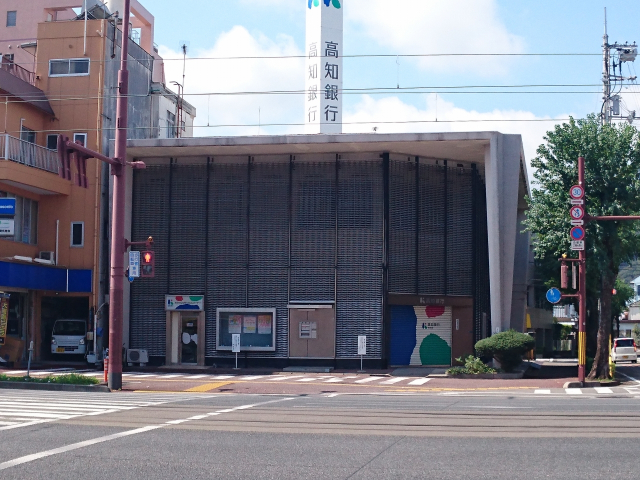 銀行　高知銀行南支店（銀行）まで458m