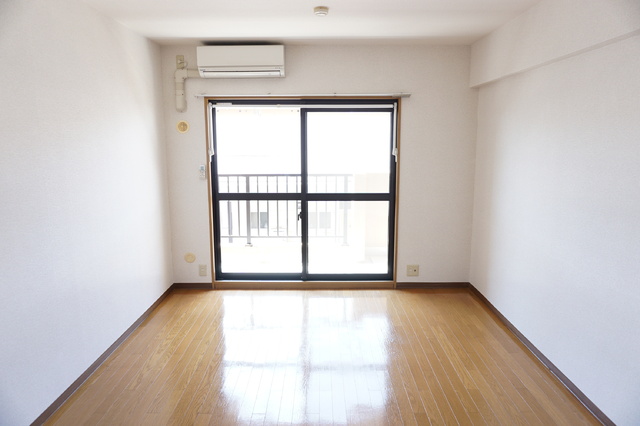 居室・リビング　南向きの１０．５帖