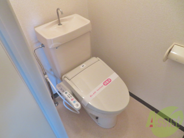 トイレ　嬉しいウォシュレット機能付きです。シャワートイレは便利ですね