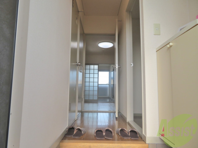 玄関　玄関から撮影しました。日が差して明るい雰囲気です。