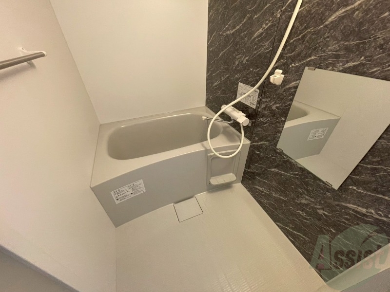 バス・シャワールーム　バスルームは狭すぎず、シャワーも浴びやすそうです。