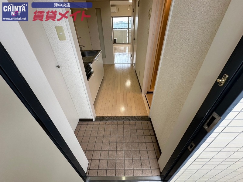 玄関　同物件別部屋写真です