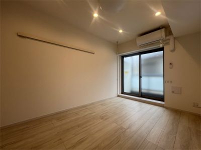 居室・リビング　落ち着いた色合いの床材を使用した居住空間です。