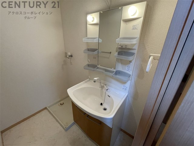 洗面設備　洗面所内に室内洗濯機置場がついてます！