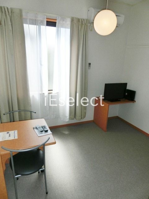 居室・リビング　家具家電付のお部屋です。