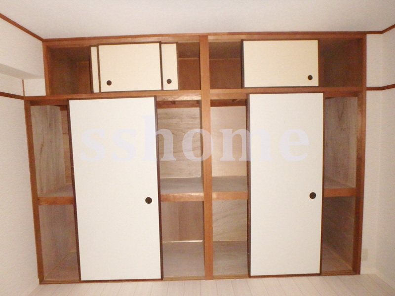 収納　壁一面の押入れ