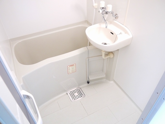 バス・シャワールーム　コンパクトで使いやすいお風呂です