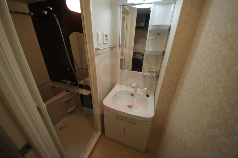 洗面設備　明るい洗面所です