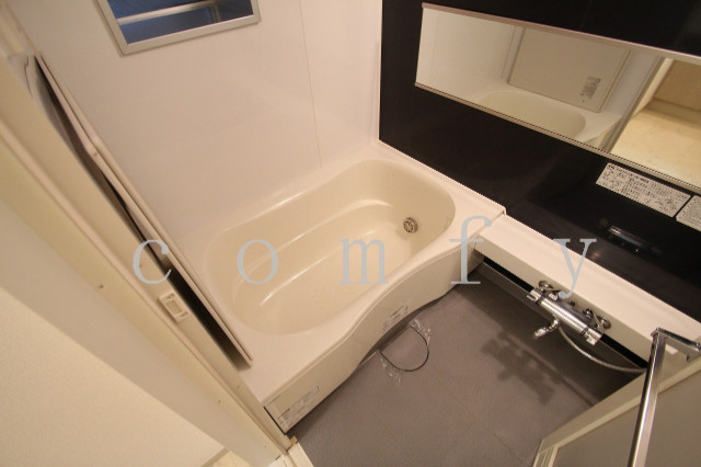 バス・シャワールーム　窓のある明るいバスルーム