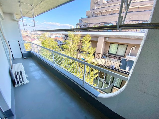 バルコニー　開放的で明るい空間を演出してくれるバルコニーです