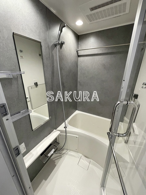 バス・シャワールーム　嬉しい追い焚き・浴室乾燥機付きです♪