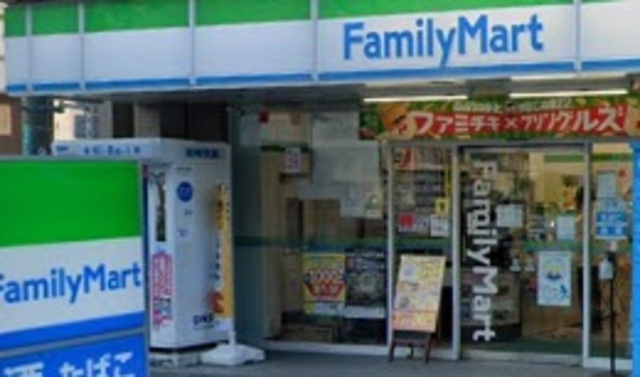 コンビニ　ファミリーマート貫井町店（コンビニ）まで447m