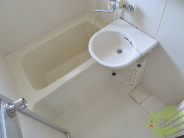 バス・シャワールーム　バスルームはこちらです。一日の疲れをここで癒して下さい。