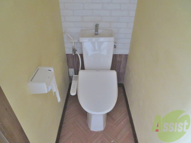 トイレ　嬉しいウォシュレット機能付きです。シャワートイレは便利ですね