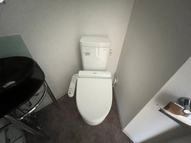 トイレ　落ち着いた色調のトイレです