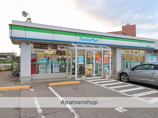 コンビニ　ファミリーマート（コンビニ）まで778m