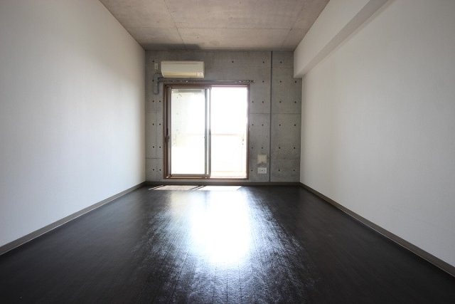 居室・リビング　同物件別号室のものです。