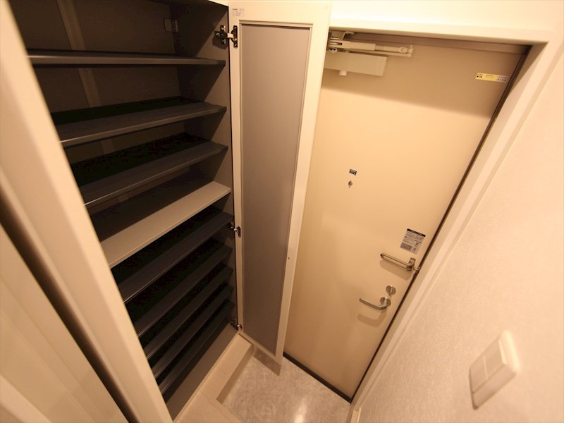 玄関　玄関　シューズボックス付（収納充実してます）