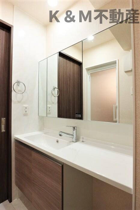 洗面設備　ゆったりとスペースのある洗面所