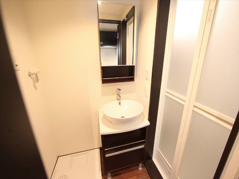 洗面設備　脱衣所　オシャレな独立洗面台　収納スペース有