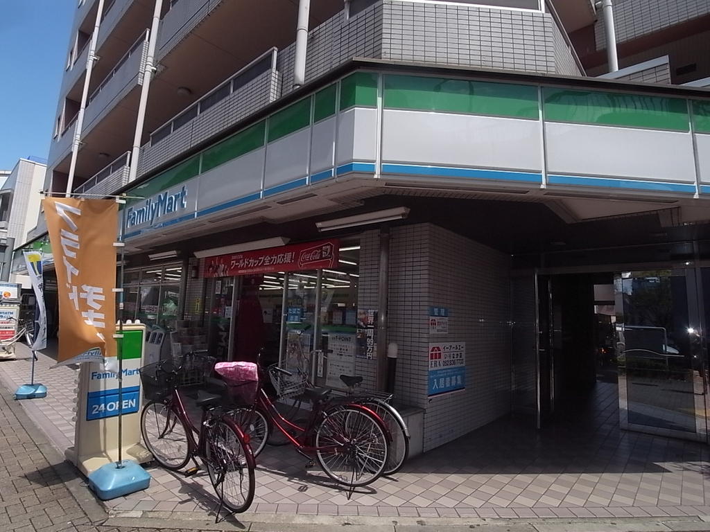 コンビニ　ファミリーマート堀田駅前店 (コンビニ)（コンビニ）まで296m
